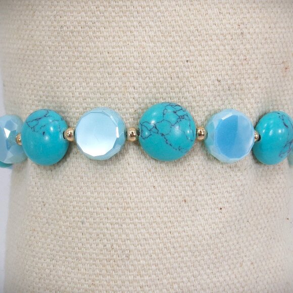 Turquoise color bracelet with turquoise stones, glass beads and small gold beads - Picture 12 of 12